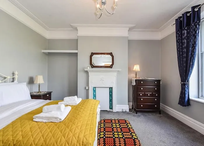 Traditional 3-Bed Property In Pontcanna With Parking